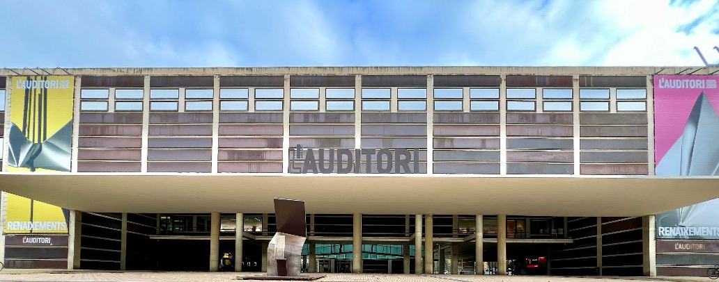 Photo of the L'auditory building, main access.